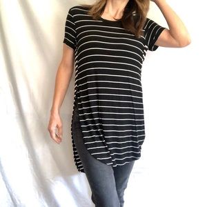 Black and white striped hi low side split knit tee women’s XS